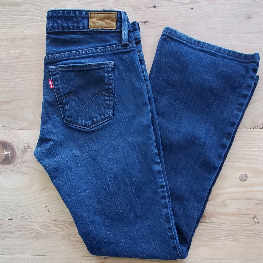 Dark wash Levi's Vintage Boot Cut 565 size 4M